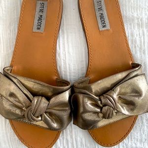 STEVE MADDEN GOLD BOW SANDAL - size 7